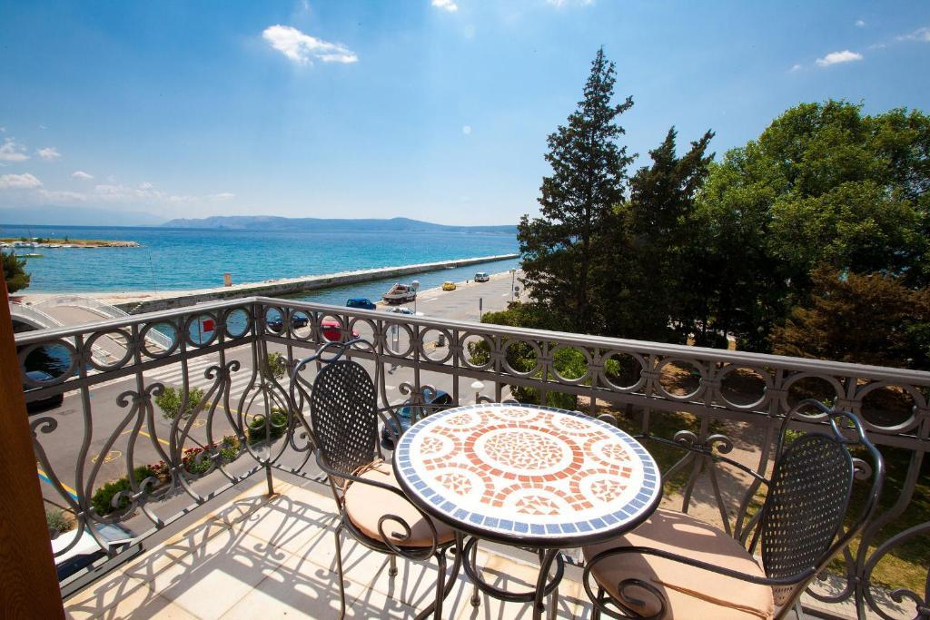 Apartments Villa Castello Crikvenica Exterior foto